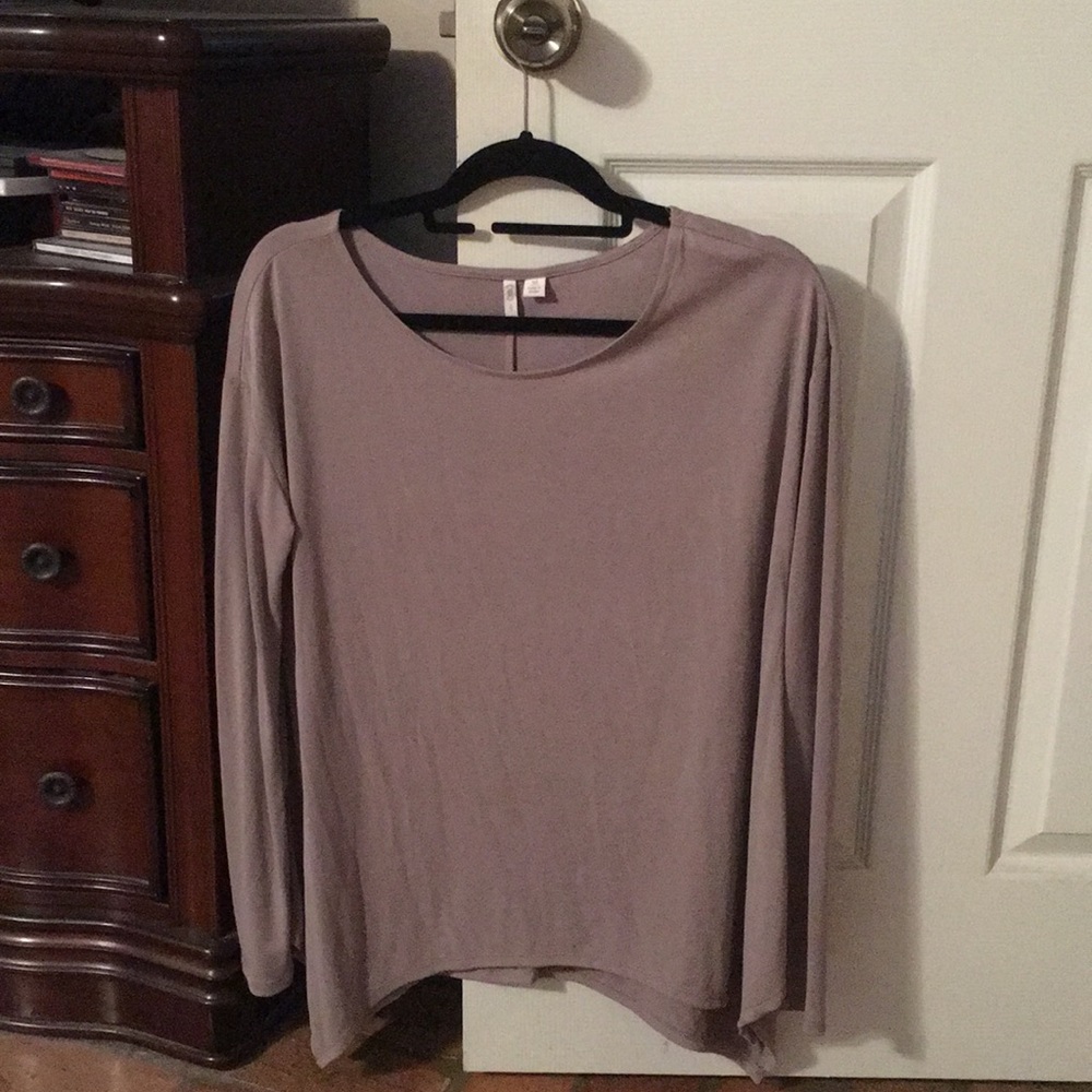 Very cute taupe tee.